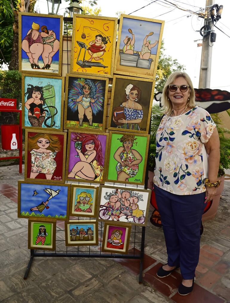 La artista Graciela Modesto junto a sus pinturas en la que utiliza la técnica decoupage y acrílico.