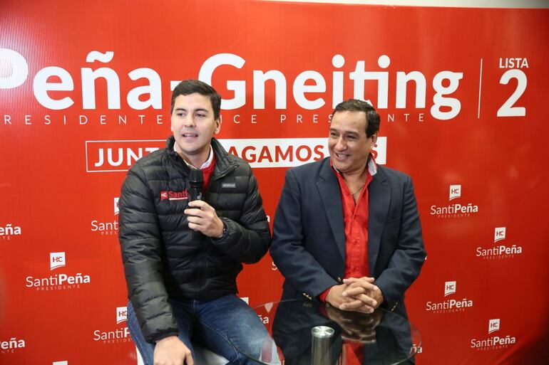 En esta fotografía del 2017, el actual precandidato Santiago Peña presentaba al ahora imputado Hugo Javier González, alias el "Número dos", como nuevo miembro del cartismo.