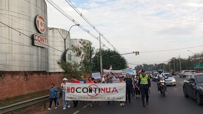 Pobladores de Capiatá marcharon en contra de la fábrica Conti Paraguay.