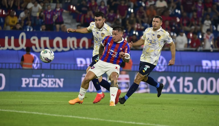 Juan Manuel Iturbe, futbolista de Cerro Porteño, remata un balón en el partido frente a Sportivo Luqueño por la tercera fecha del torneo Clausura 2024 del fútbol paraguayo en le estadio La Nueva Olla, en Asunción, Paraguay.