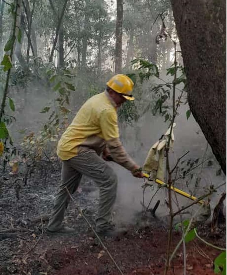 Bomberos Voluntarios combaten las llamas que se han tornado incontrolables en el Parque Nacional Cerro Corá.