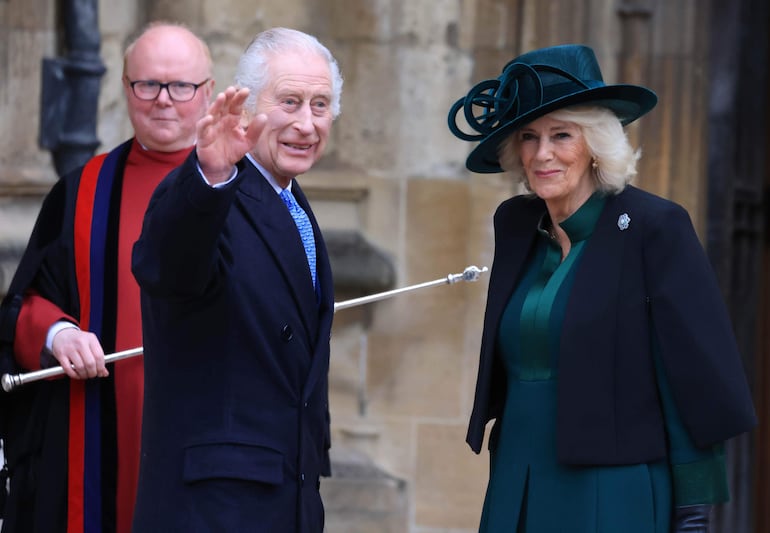 El rey Carlos III del Reino Unido asistió este domingo con la reina Camila al servicio religioso de Pascua en la iglesia de San Jorge del castillo de Windsor, en su primer acto público desde que se anunciara el 5 de febrero su diagnóstico de cáncer.