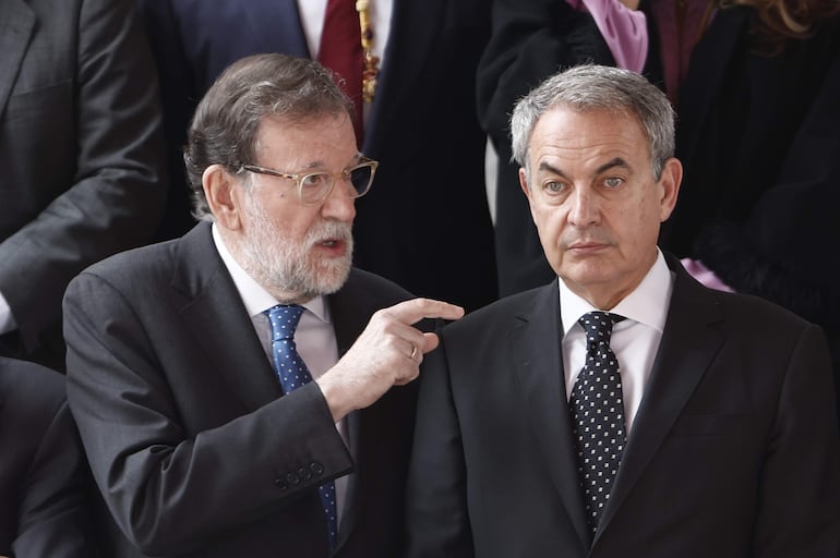 MADRID, 31/10/2023.- Los ex presidentes del Gobierno Mariano Rajoy (i) y José Luis Rodríguez Zapatero (d) posan tras la jura de la Constitución ante las Cortes Generales de la princesa Leonor en el día de su 18 cumpleaños, este martes en el Congreso de los Diputados, en una ceremonia que representa el hito más importante de su trayectoria institucional y pavimenta el camino para que algún día se convierta en reina.