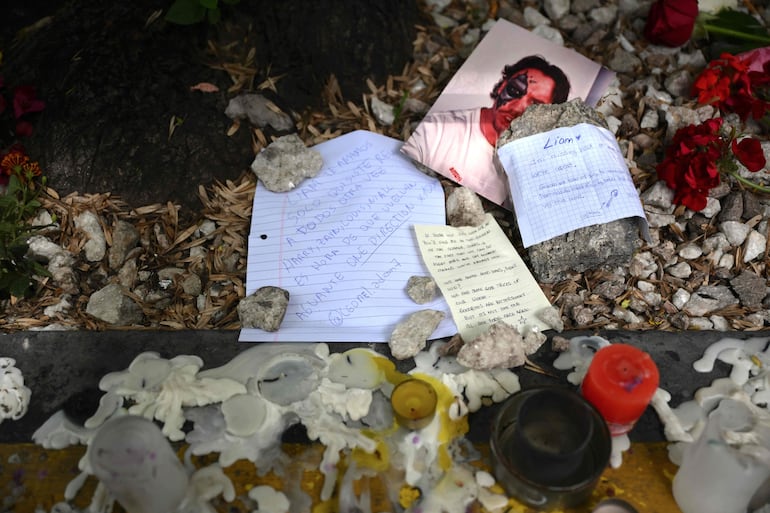 Cartas y velas para recordar a Liam Payne, frente al hotel donde murió, en Buenos Aires, Argentina.