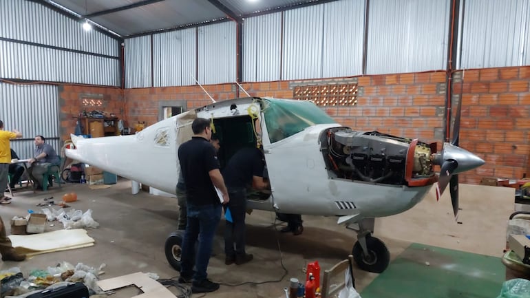 Militar de la Fuerza Aérea Paraguaya (FAP) restauraba presuntas narcoavionetas en su lujosa vivienda