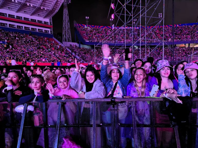 Fanáticas de la colombiana Karol G disfrutaron del concierto, pero sufrieron hechos de inseguridad a la salida del estadio de la Nueva Olla.