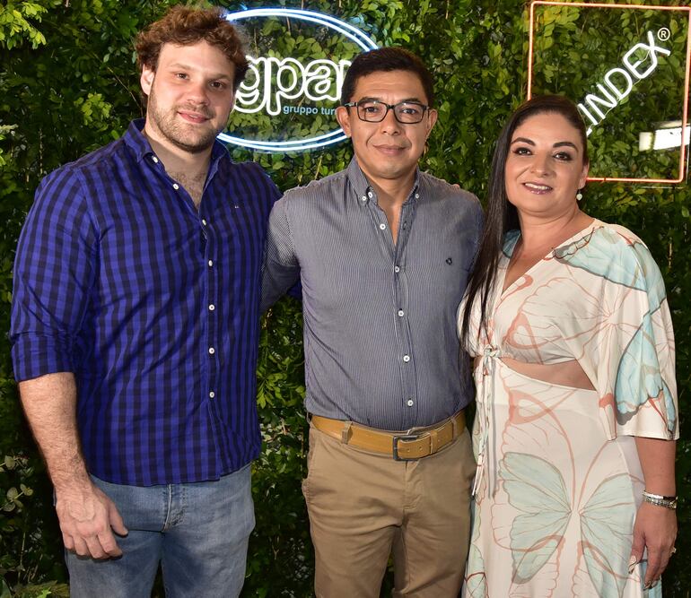 Denis Bordas, Wilfrido Pérez y Lorena de Pérez.