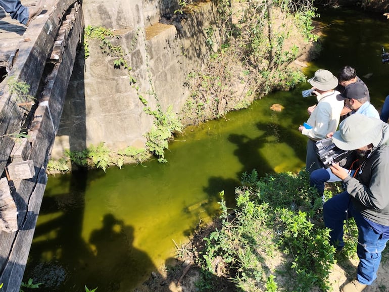 Aguas verdes en arroyos cercanos a la planta de tratamiento de la Essap.