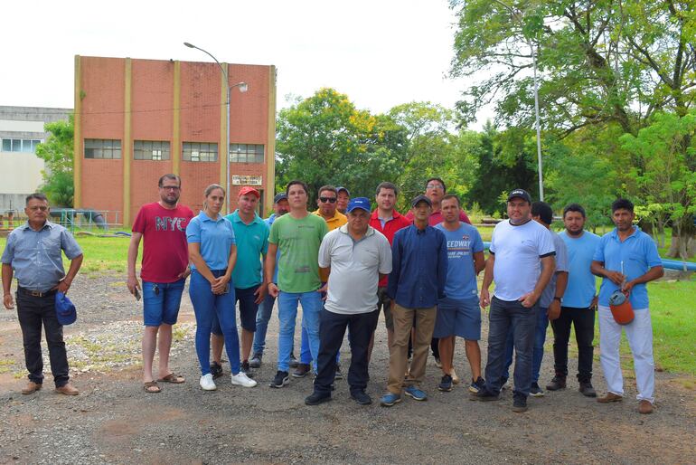 Operarios de la planta de tratamiento de la Essap, durante la manifestación.