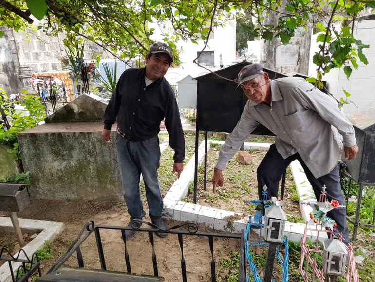 Liberato Velazco Martínez y otro personal muestran el lugar donde encontraron el feto dentro del cementerio de Pilar.