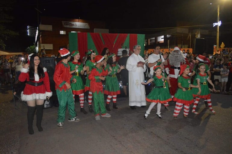 Alumnos de la escuela municipal de teatro dieron un colorido especial al evento.