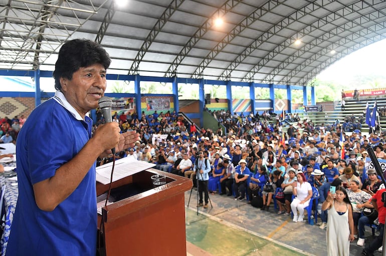 AME180. LAUCA Ñ (BOLIVIA), 22/11/2024.- El expresidente boliviano Evo Morales (2006-2019) habla en una reunión con organizaciones sociales y autoridades afines este viernes en Lauca Ñ (Bolivia). Seguidores de Morales anunciaron que se movilizarán en La Paz, la sede del Gobierno y el Legislativo, para defender la candidatura del político para las elecciones generales de 2025 y exigir la liberación de más de un centenar de detenidos durante los bloqueos que estos sectores cumplieron durante 24 días. EFE/Jorge Ábrego
