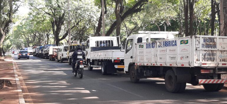 La fila de camiones sobre la avenida Bernardino Caballero durante la movilización de este viernes. 