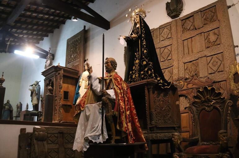 Imágenes de San Pedro y de la 'Virgen de los Dolores', que datan de inicios del siglo XIX, en Asunción (Paraguay). 