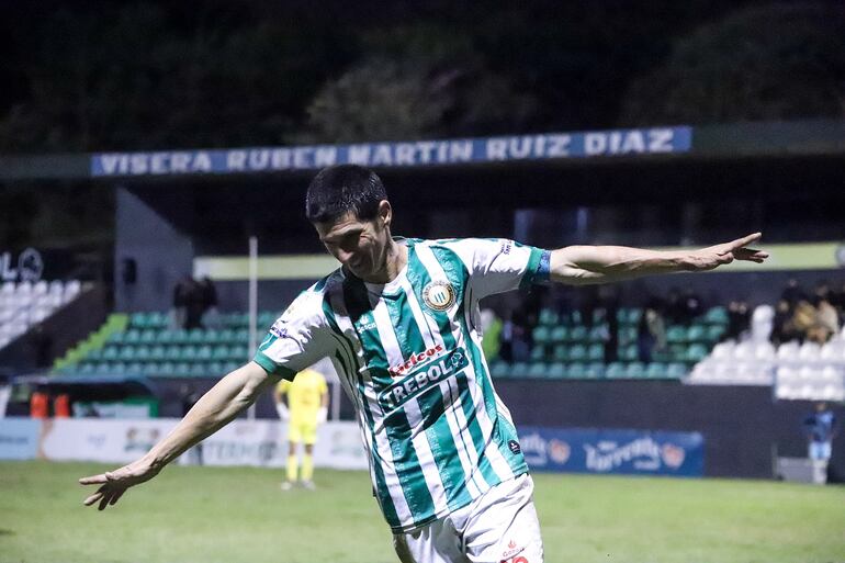 La gran figura de la noche, César Rodrigo Villagra Olmedo (35 años) festeja uno de los tres tantos que marcó para la victoria ñuense. (Foto: APF)