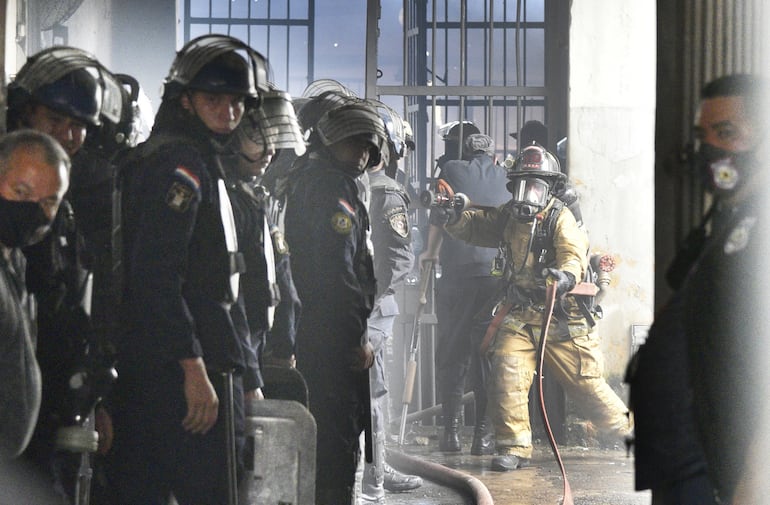 Agentes policiales y bomberos acudieron al penal de Tacumbú al originarse el amotinamiento.