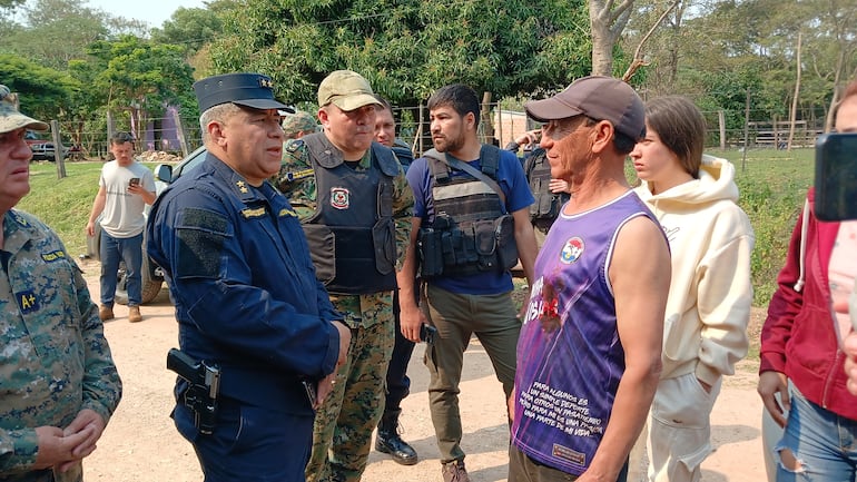  Gill Silvero conversa con efectivos de la Policía Nacional en Simón Bolívar, donde su hijo fue asesinado por presuntos invasores. Él fue herido en un hecho similar en Capiibary. 