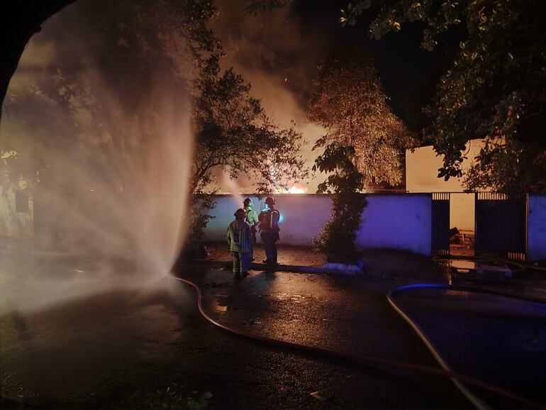 Bomberos trabajando en un incendio de una carpintería en Barrio Obrero, Asunción.