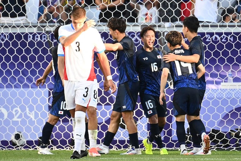 Ronaldo Dejesús (3), jugador de la selección de Paraguay, lamenta un gol en el partido frente a Japón en un partido de la primera fecha del Grupo D del Torneo de Fútbol masculino de los Juegos Olímpicos París 2024 en el Bordeaux Stadium, en Bordeaux, Francia.