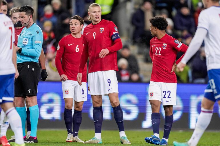 Erling Haaland (c), capitán de Noruega, que quedó fuera de la fase final de la Eurocopa 2024 a disputarse en Alemania.