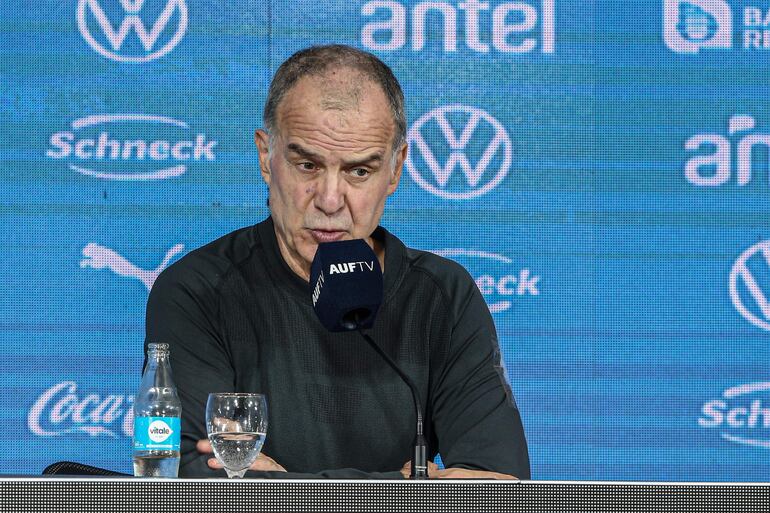 El nuevo entrenador de la selección uruguaya, Marcelo Bielsa, debe ser indemnizado por el Lille de Francia.