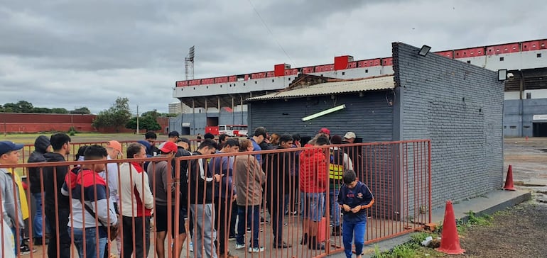 Los hinchas adquieren las entradas para el partido entre Tacuary y Cerro Porteño en el estadio Antonio Aranda, en Ciudad del Este.