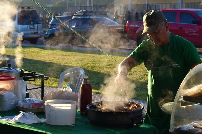 Imágenes de productos que se ofertane en la Feria de la Agricultura Familiar Campesina en la Costanera de Asunción este viernes.