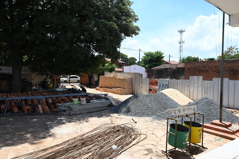 Los materiales de construcción de la empresa C.O.G. Emprendimientos S.A. están esparcidos en toda la entrada de la escuela Talavera Richer.