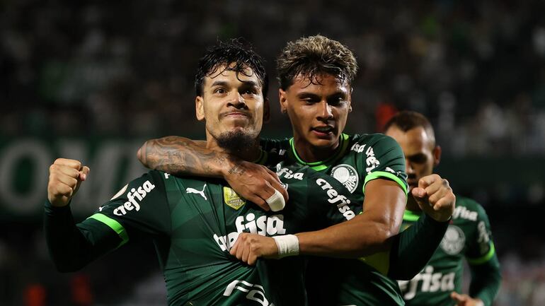 El paraguayo Gustavo Gómez, jugador del Palmeiras, celebra un gol en el partido contra Coritiba por la Serie A de Brasil.