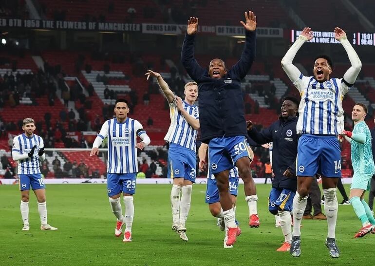 Julio Enciso y Diego Gómez (i) celebran con sus compañeros de equipo la victoria del Brighton ante Manchester United en el Old Trafford.