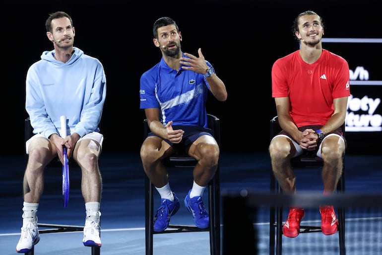 El británico Andy Murray (i), el serbio Novak Djokovic (c) y el alemán Alexander Zverev, luego de un encuentro de exhibición en el Rod Laver Arena en Melbourne.