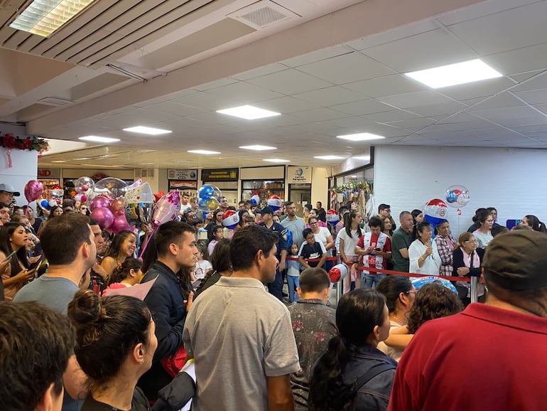 Familiares y amigos esperan con emoción a los compatriotas que regresan al país para las fiestas de fin de año. Fue en el Aeropuerto Silvio Pettirossi.