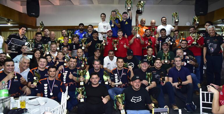 Los verdaderos protagonistas del Rally Cross Country 2023 exhiben sus copas, trofeos y medallas en el podio, en lo que fue una espectacular noche que definitivamente será inolvidable para todos.