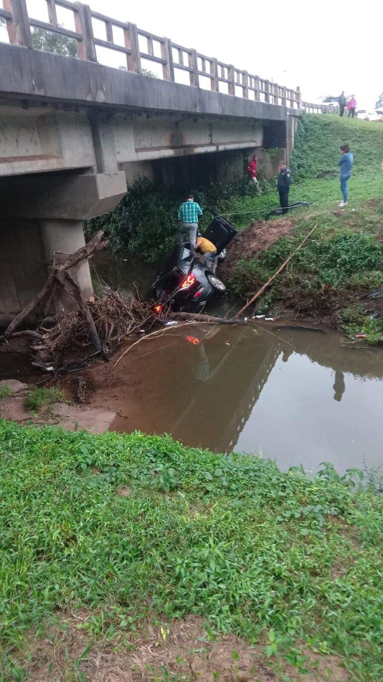 El conductor perdió el control chocó contra la baranda de seguridad del puente y cayó al arroyo.