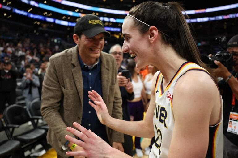 Caitlin Clark, la número 22 de Indiana Fever celebra con Ashton Kutcher tras ganar a Los Ángeles Sparks. (Harry How/Getty Images/AFP)
