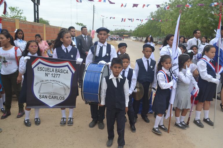 La lejana y humilde comunidad de San Carlos también se asoció al  aniversario de Toro Pampa, con la presencia de los alumnos del lugar.