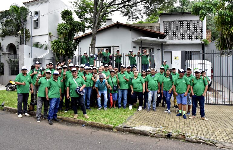 Cuidacoches que trabajan para Parxin, al momento del lanzamiento del sistema de estacionamiento tarifado.