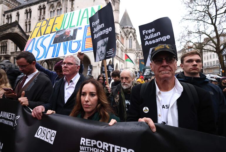 Stella Assange (centro), esposa de Julian Assange, participa en una marcha de protesta después de los procedimientos en los Tribunales reales de Justicia el segundo día de la audiencia de apelación de extradición de Julian Assange.
