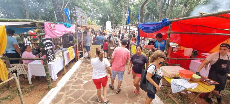 Los turistas recorriendo en los diferentes stand de la feria Mangoré.