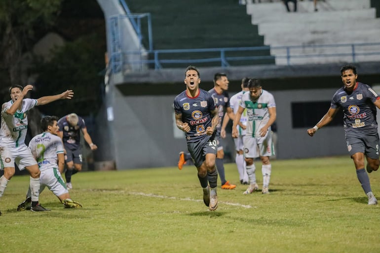 Grito de gol de Juan José Heinze autor del triunfo "rayadito" en el barrio Santísima Trinidad. (Foto: APF)