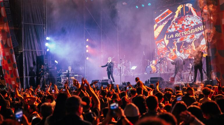 La Retroband fue uno de los grupos musicales que despidió la noche. Se prevé la actuación de varios artistas durante la madrugada del 10 de agosto.