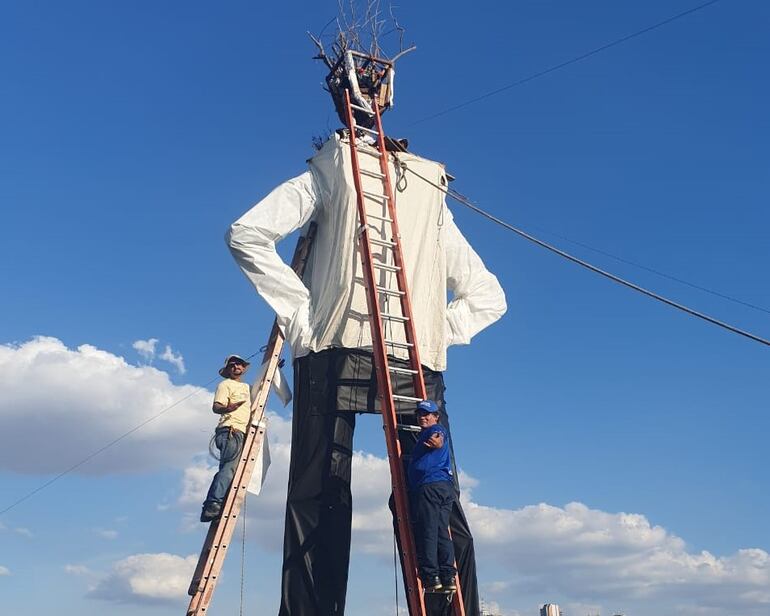 Los últimos retoques al Judas Kái de El Mbiuga asentado en la playa.