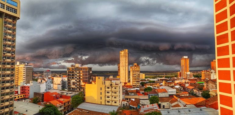 Cielo nublado con nubes negras sobre el centro de Asunción. Se ven varios edificios de altura.