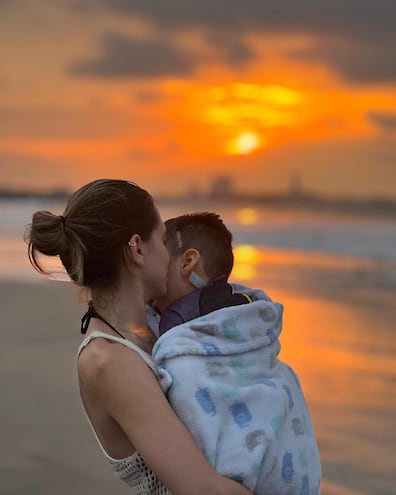 "Eres mi vida entera, mi complemento perfecto mi cielo. El atardecer más lindo de mi vida lo volví a sentir porque lo volvimos a compartir juntos", había expresado Karime Borja junto a esta postal con Mateito en brazos.