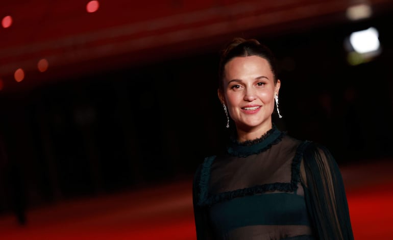 A Alicia Vikander le sienta muy bien su segundo embarazo, pues luce espléndida. (Michael Tran/AFP)