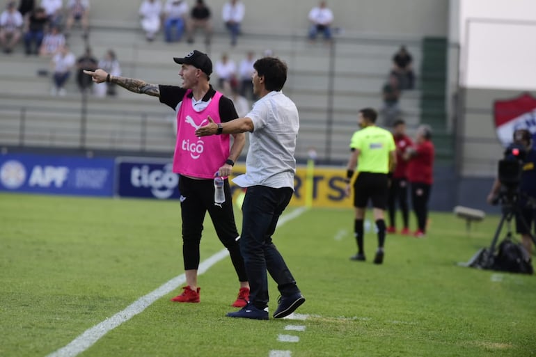 El entrenador Daniel Garnero (camisa) en el último partido con Libertad antes de asumir en la selección paraguaya.