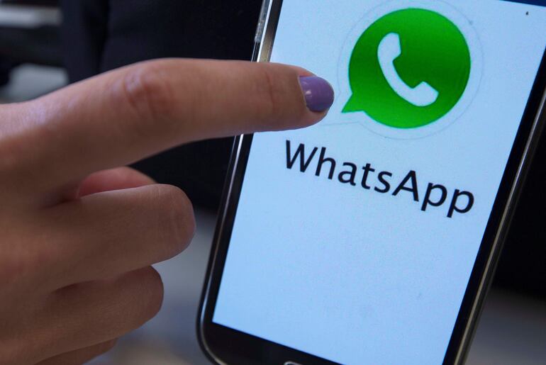 Una persona usa la aplicación de WhatsApp en su teléfono móvil. Whatsapp cumple 15 años consolidada como la herramienta de comunicación más popular del mundo, con más de 2.000 millones de usuarios que aprovechan su servicio gratuito y encriptado, algo que precisamente complica su rentabilidad.