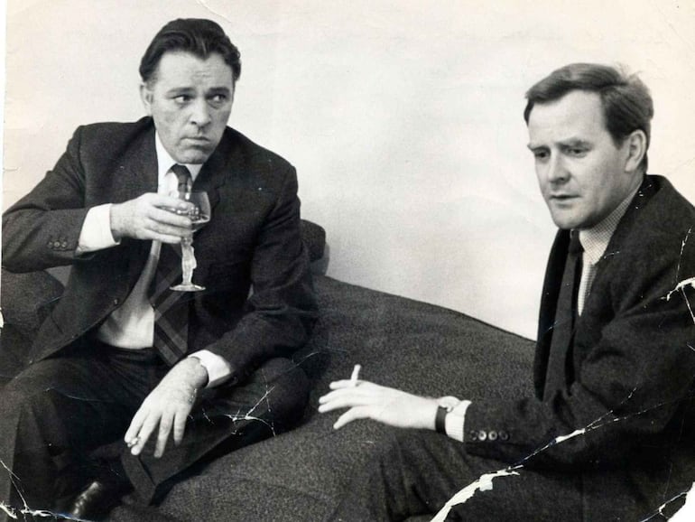 Richard Burton, copa en mano, y John Le Carré, circa 1965