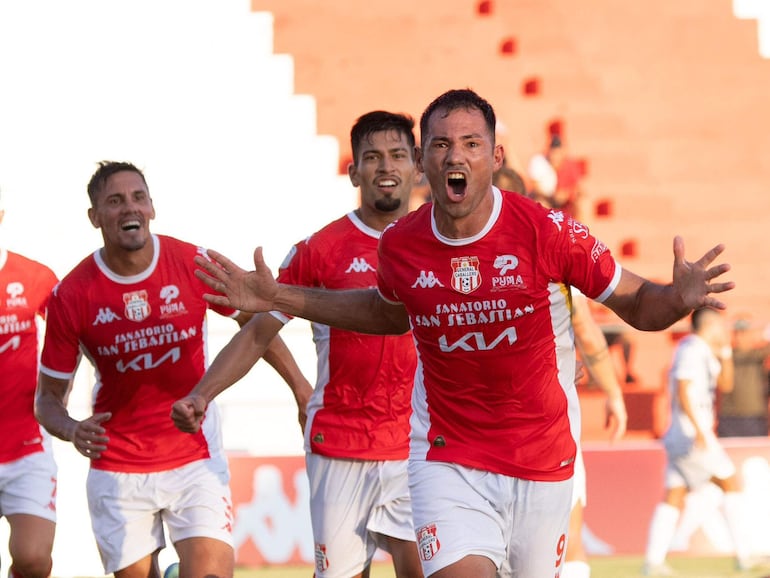 Clementino González, futbolista de General Caballero, festeja un gol en el partido frente a Sportivo Ameliano por la tercera fecha del torneo Apertura 2025 del fútbol paraguayo en el estadio Ka'arendy, en Juan León Mallorquín, Paraguay.