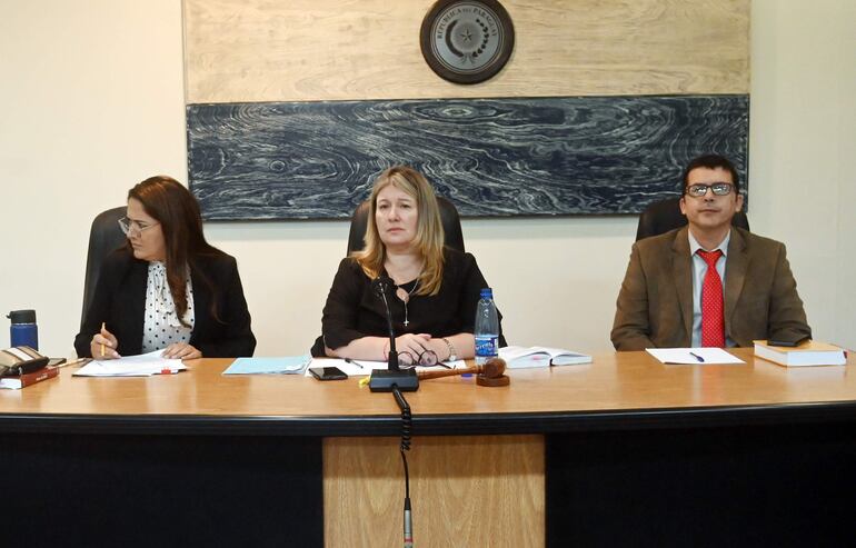 Los magistrados Yolanda Morel, Elsa García (presidenta) y Juan Pablo Mendoza, miembros del Tribunal de Sentencia Especializado en Delitos Económicos.